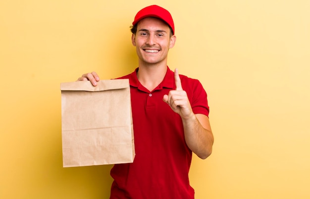 sorridendo con orgoglio e sicurezza diventando il numero uno