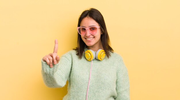 sorridendo con orgoglio e sicurezza diventando il numero uno