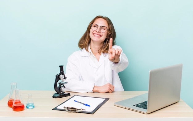 sorridendo con orgoglio e sicurezza diventando il numero uno