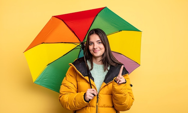 sorridendo con orgoglio e sicurezza diventando il numero uno