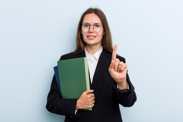 sorridendo con orgoglio e sicurezza diventando il numero uno