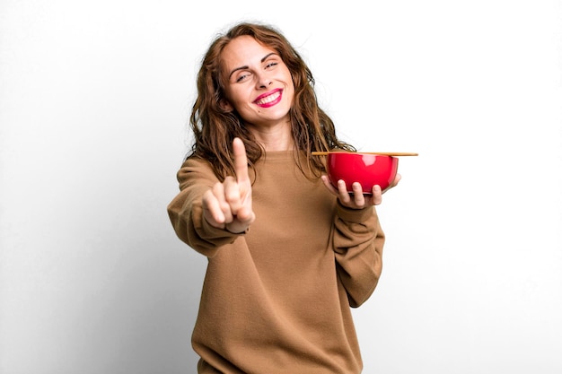 sorridendo con orgoglio e sicurezza diventando il numero uno