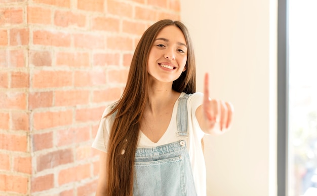 sorridendo con orgoglio e sicurezza facendo posare trionfalmente il numero uno, sentendosi un leader