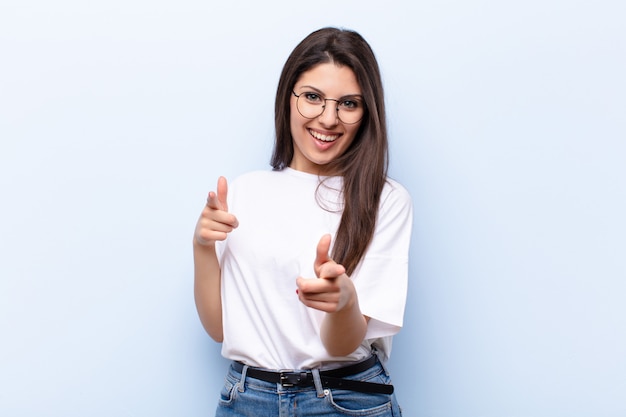 sorridendo con un atteggiamento positivo, positivo, felice che punta facendo segno di pistola con le mani