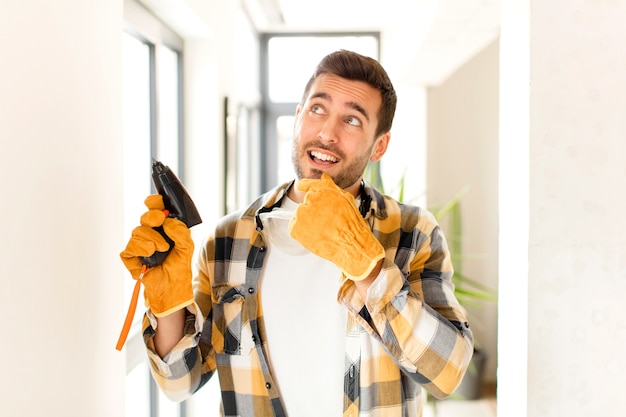 sorridendo con un'espressione felice e sicura con la mano sul mento, chiedendosi e l'uomo che guarda di lato