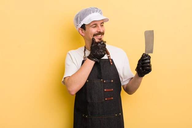 Sorridendo con un'espressione felice e sicura con la mano sul mento