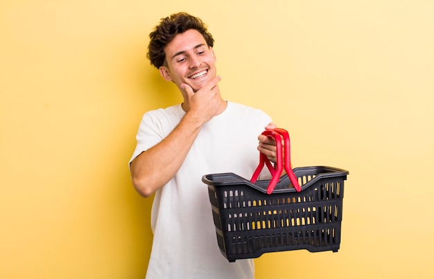 Sorridendo con un'espressione felice e sicura con la mano sul mento