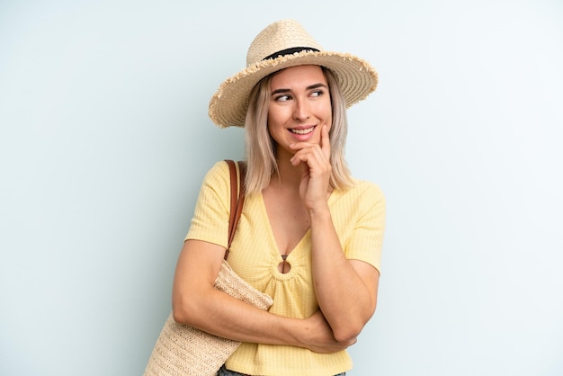 Sorridendo con un'espressione felice e sicura con la mano sul mento