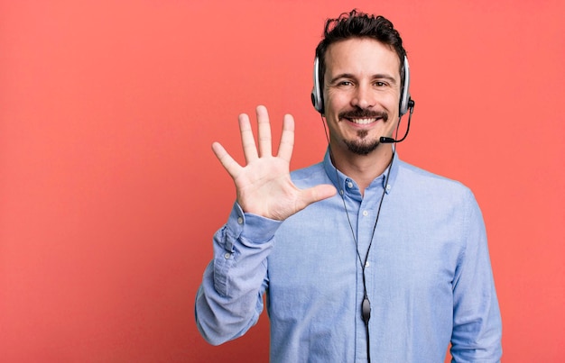 Sorridendo e guardando amichevole che mostra il numero cinque