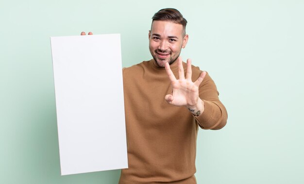 Sorridendo e guardando amichevole che mostra il numero quattro