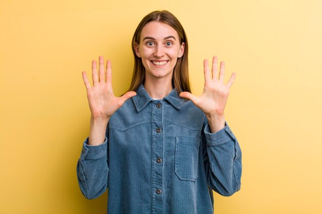 sorridendo e guardando amichevole mostrando il numero dieci o decimo con la mano in avanti il conto alla rovescia