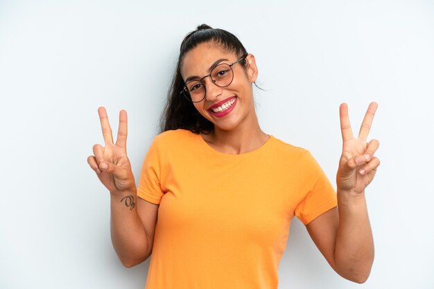 Sorridendo e guardando felice, amichevole e soddisfatto, gesticolando vittoria o pace con entrambe le mani