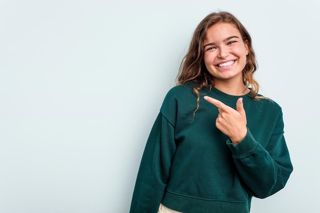 Sorridendo e indicando da parte mostrando qualcosa in uno spazio vuoto