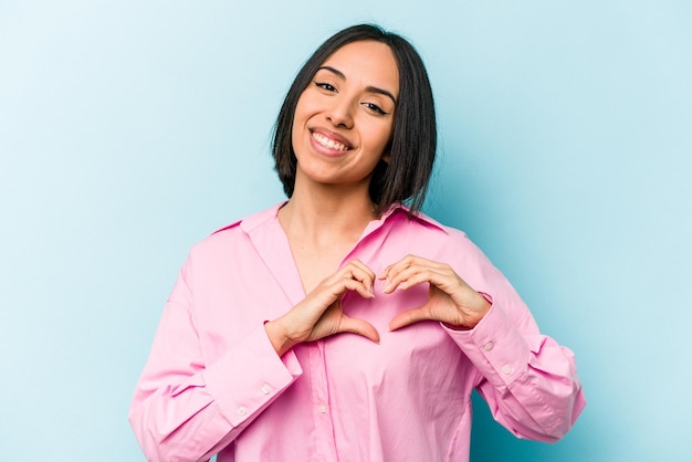 Sorridendo e mostrando una forma di cuore con le mani