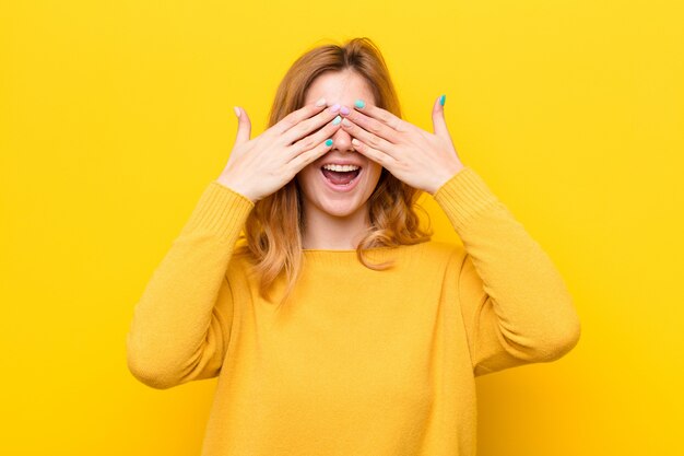 sorridendo e sentendosi felice, coprendo gli occhi con entrambe le mani e aspettando un'incredibile sorpresa