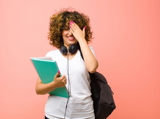 sorridendo e sentendosi felice, coprendo gli occhi con entrambe le mani e aspettando un'incredibile sorpresa