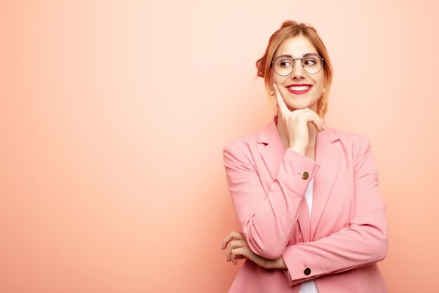 sorridendo felice e sognando ad occhi aperti o dubitando, guardando di lato