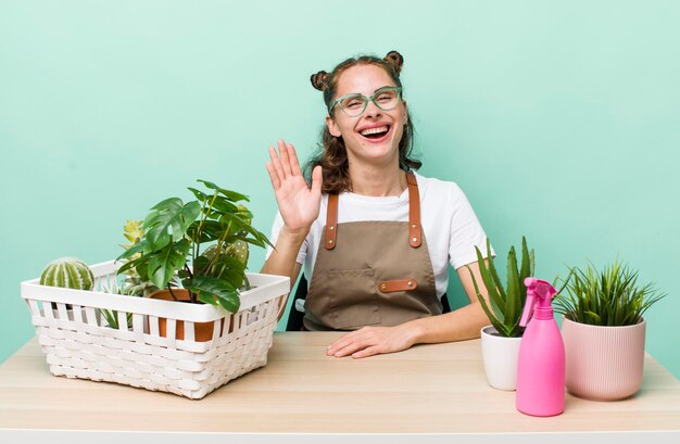 Sorridendo felicemente agitando la mano accogliendoti e salutandoti