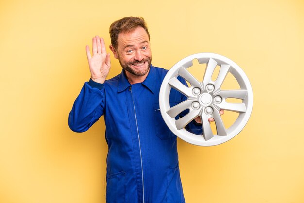 Sorridendo felicemente agitando la mano accogliendoti e salutandoti