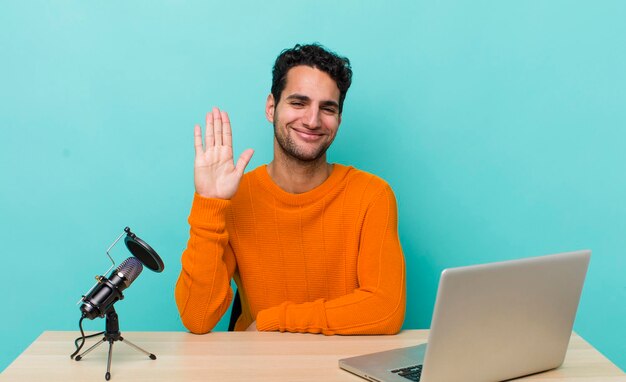 Sorridendo felicemente agitando la mano accogliendoti e salutandoti