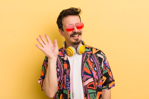 Sorridendo felicemente agitando la mano accogliendoti e salutandoti