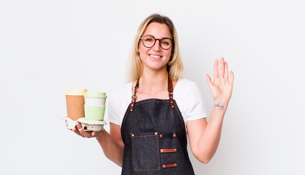 Sorridendo felicemente agitando la mano accogliendoti e salutandoti