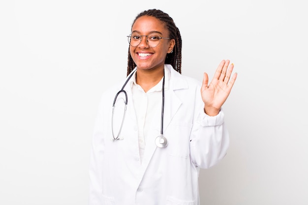 Sorridendo felicemente agitando la mano accogliendoti e salutandoti