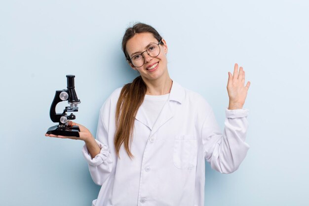 Sorridendo felicemente agitando la mano accogliendoti e salutandoti