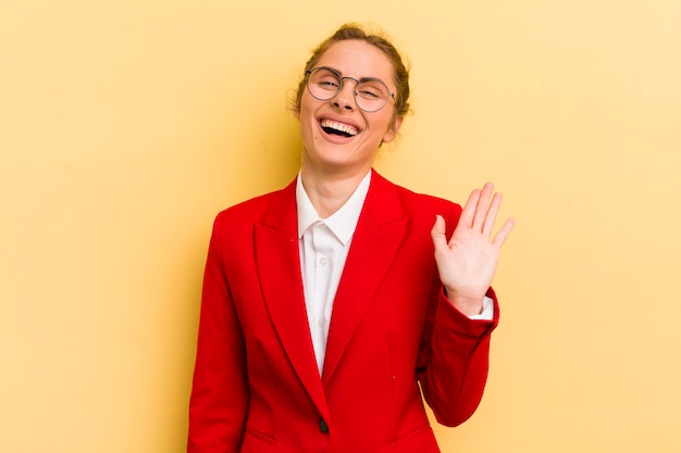 Sorridendo felicemente agitando la mano accogliendoti e salutandoti