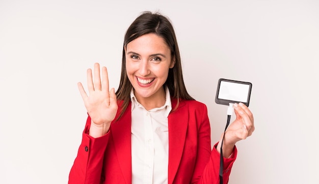 Sorridendo felicemente agitando la mano accogliendoti e salutandoti