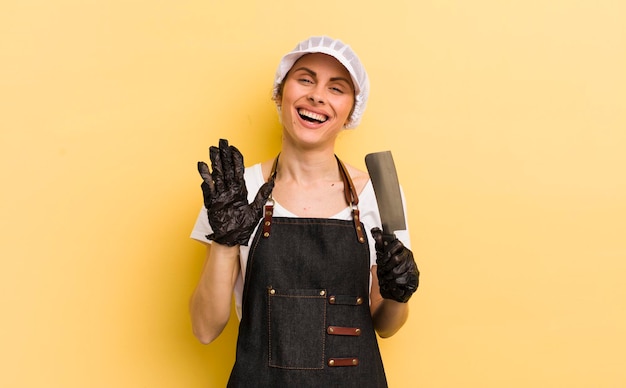 Sorridendo felicemente agitando la mano accogliendoti e salutandoti