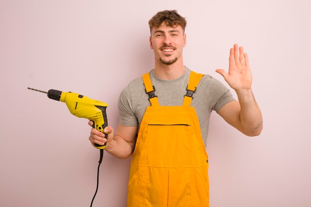 Sorridendo felicemente agitando la mano accogliendoti e salutandoti