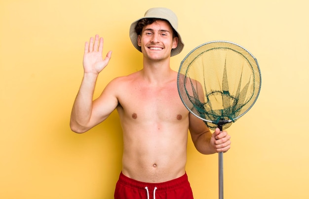 Sorridendo felicemente agitando la mano accogliendoti e salutandoti