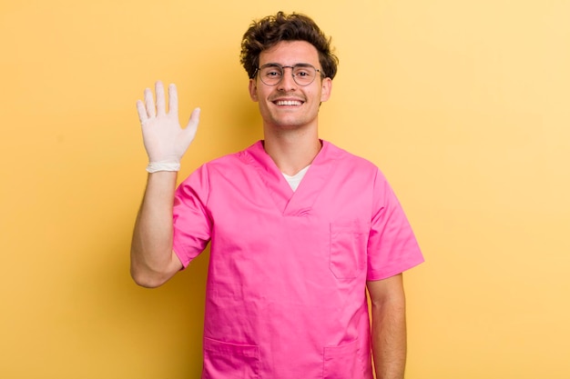 Sorridendo felicemente agitando la mano accogliendoti e salutandoti