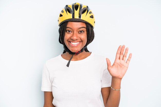 Sorridendo felicemente agitando la mano accogliendoti e salutandoti