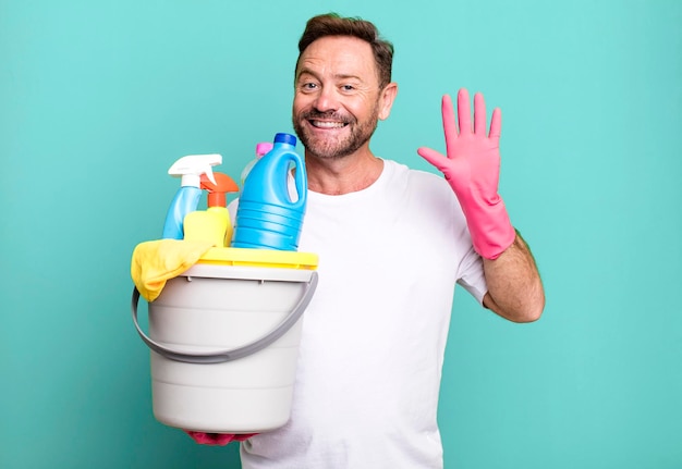 Sorridendo felicemente agitando la mano accogliendoti e salutandoti