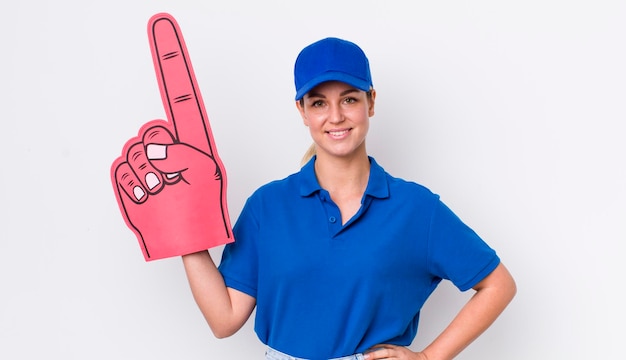 sorridendo felicemente con una mano sul fianco e fiducioso