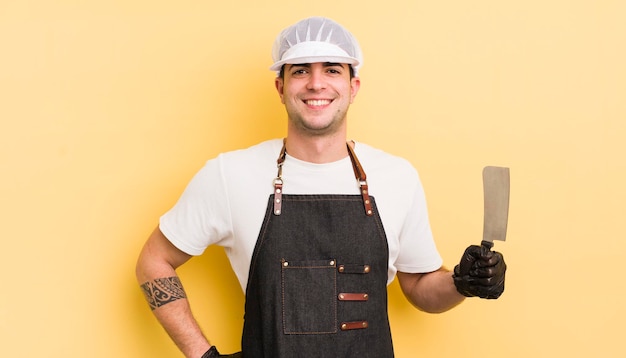 sorridendo felicemente con una mano sul fianco e fiducioso