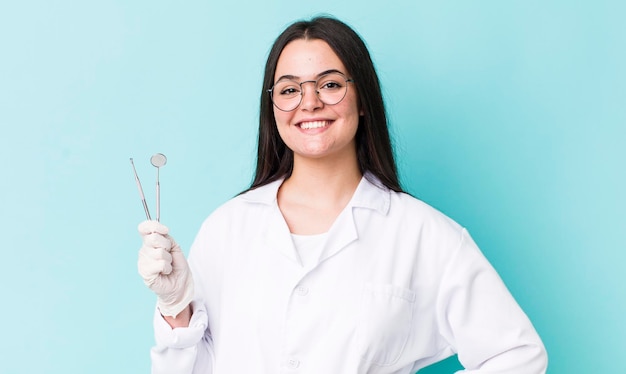 sorridendo felicemente con una mano sul fianco e fiducioso