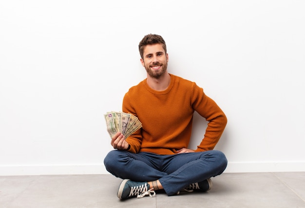 sorridendo felicemente con una mano sull'anca e un atteggiamento fiducioso, positivo, orgoglioso e amichevole