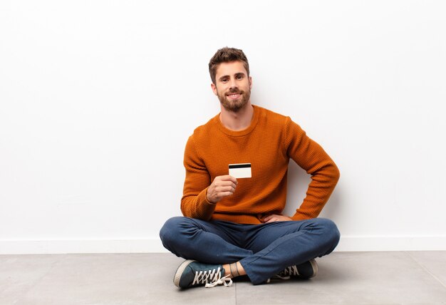 sorridendo felicemente con una mano sull'anca e un atteggiamento fiducioso, positivo, orgoglioso e amichevole