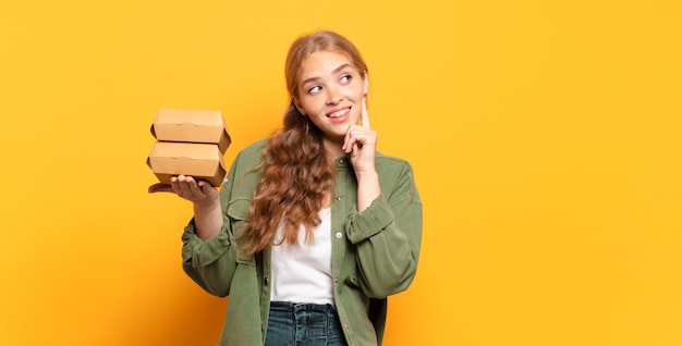 sorridendo felicemente e sognando ad occhi aperti o dubitando, guardando di lato