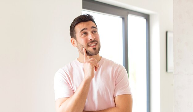 sorridendo felicemente e sognando ad occhi aperti o dubitando, guardando di lato