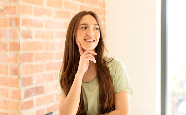 sorridendo felicemente e sognando ad occhi aperti o dubitando, guardando di lato