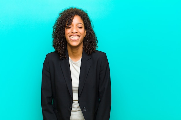 sorridendo positivamente e con fiducia, sembrando soddisfatto, amichevole e felice