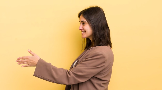 Sorridendoti salutandoti e offrendoti una stretta di mano per chiudere un concetto di cooperazione di successo