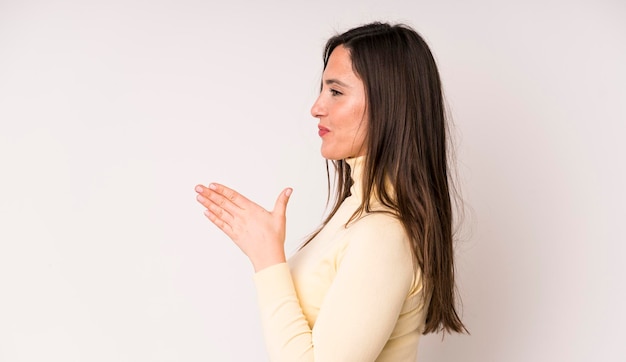 Sorridendoti salutandoti e offrendoti una stretta di mano per chiudere un concetto di cooperazione di successo