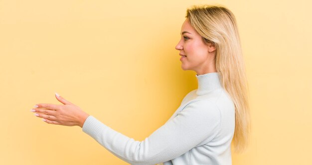 Sorridendoti salutandoti e offrendoti una stretta di mano per chiudere un concetto di cooperazione di successo