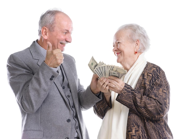 Sorridente anziana madre e figlio che tengono un pacco di dollari. In posa in studio su sfondo bianco