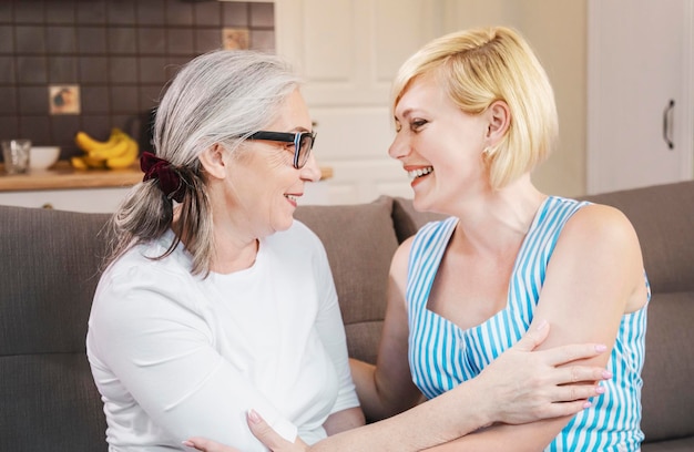 Sorridente anziana madre e i suoi giovani